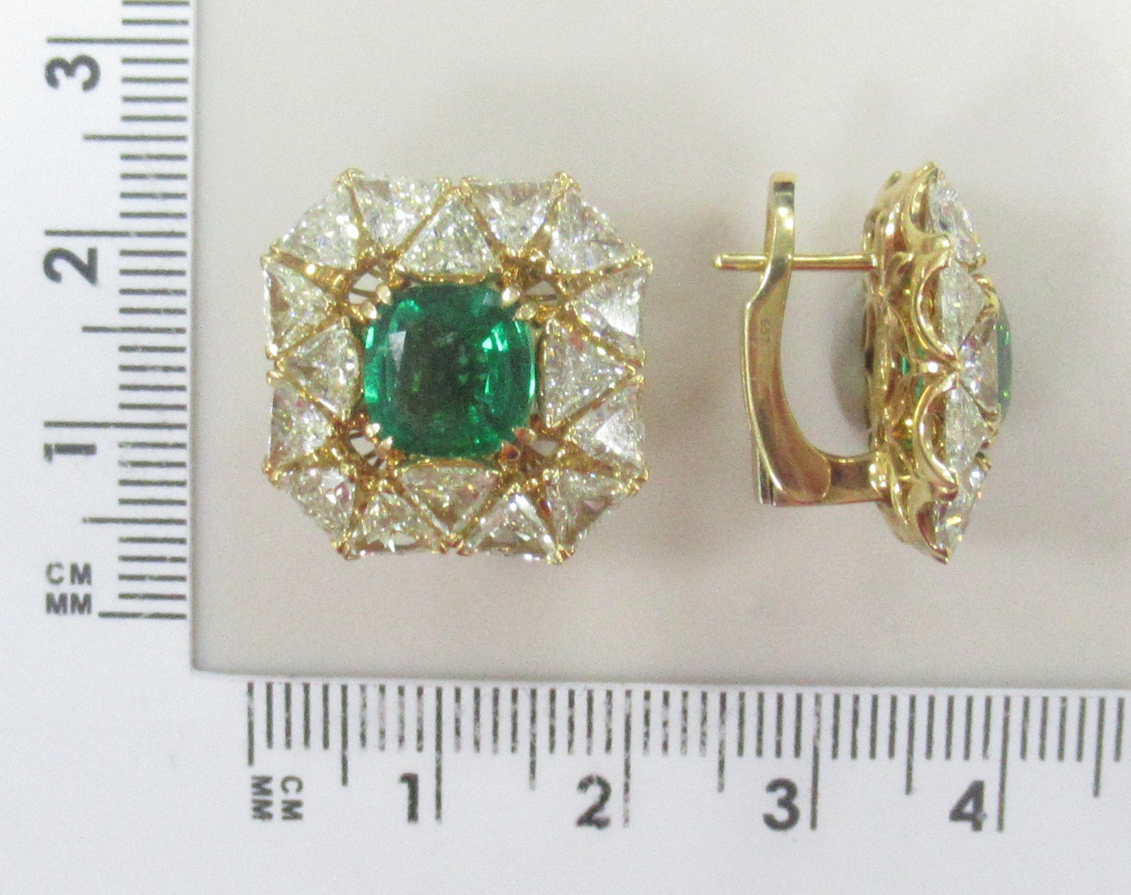 Серьги из желтого золота с изумрудами